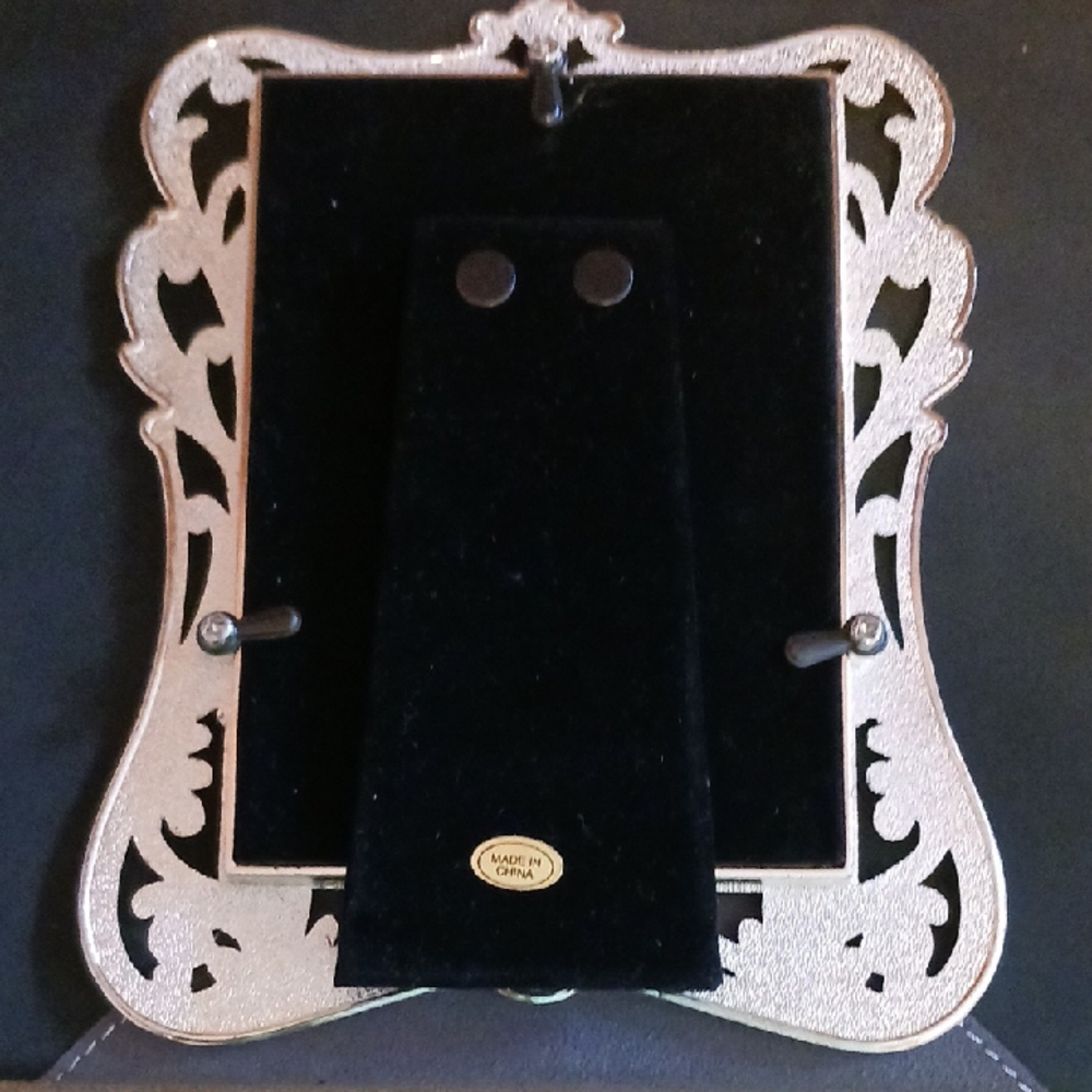 Oneida Goldtone Picture Frame - Picture 4 of 8